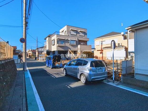 前面道路を含めた現地写真です。