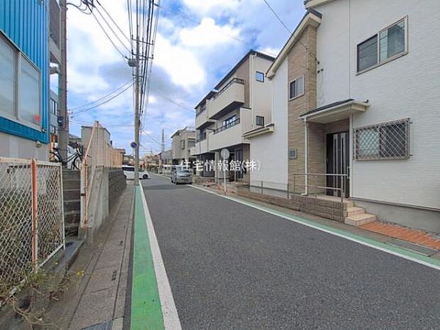 前面道路を含めた現地写真です。