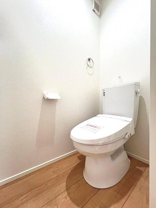 シャワー洗浄機能付のトイレは、清潔感が印象的な空間ですね。