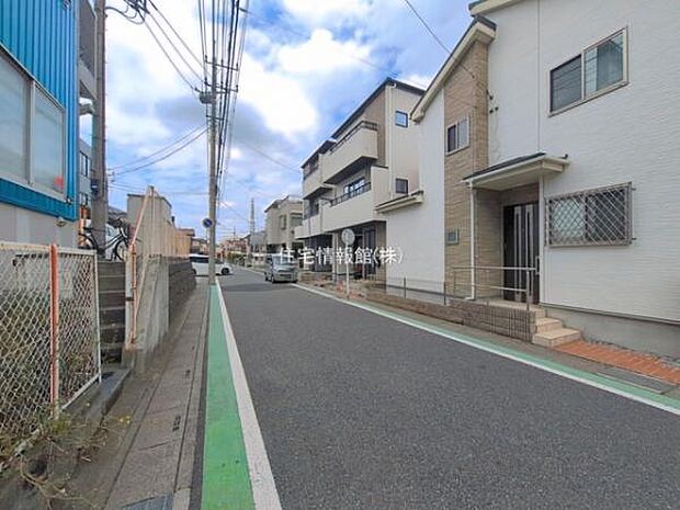 前面道路を含めた現地写真です。