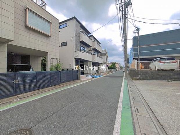 前面道路を含めた現地写真です。