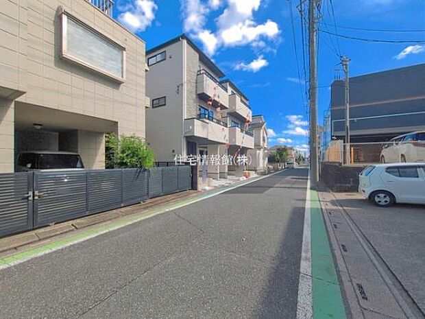 前面道路を含めた現地写真です。
