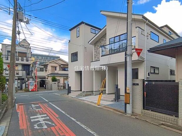 前面道路を含めた現地写真です。