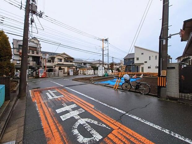 前面道路を含めた現地写真です。