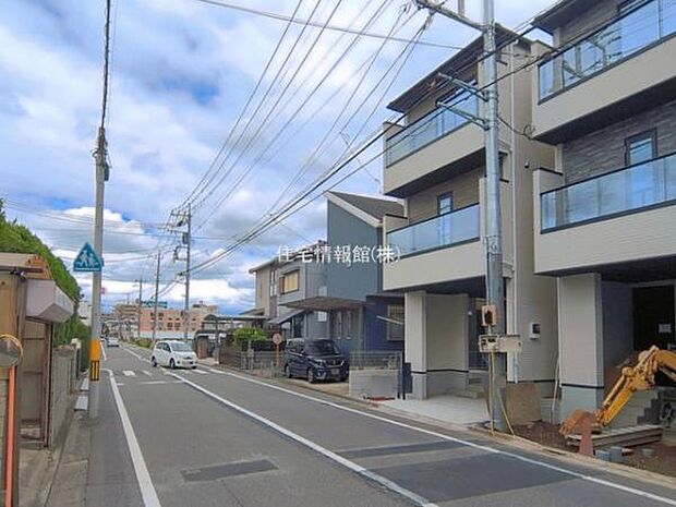 前面道路を含めた現地写真です。