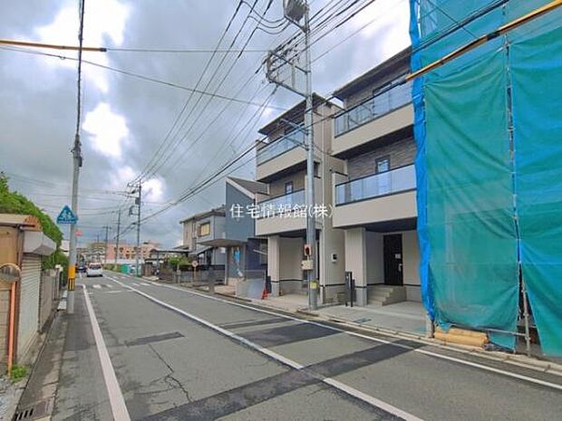 前面道路を含めた現地写真です。