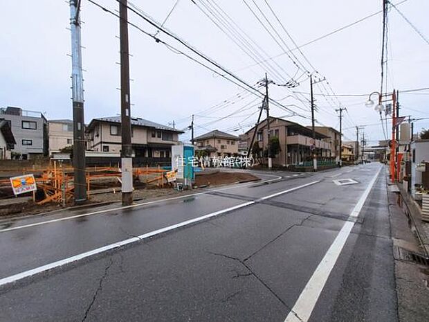 前面道路を含めた現地写真です。