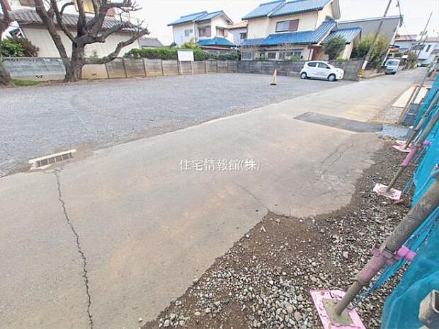 前面道路を含めた現地写真です。