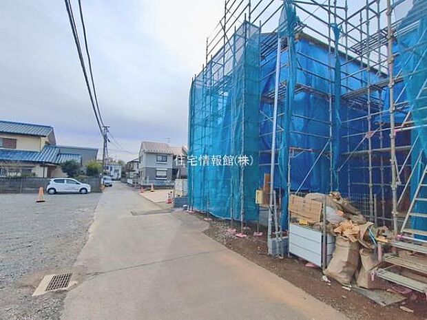 前面道路を含めた現地写真です。