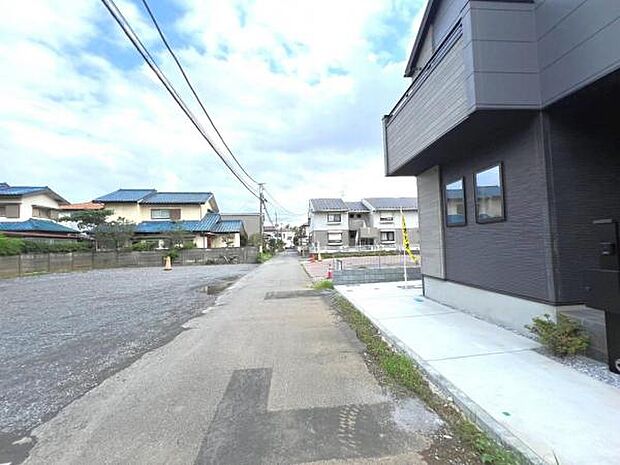 前面道路を含めた現地写真です。