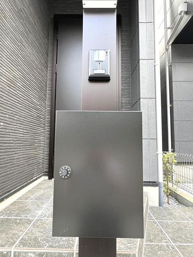 TVドアホンとポストが付いた門柱です。
