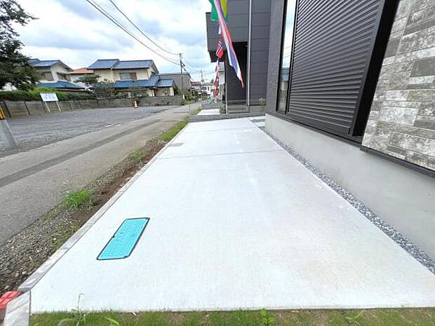 前面道路を含めた現地写真です。