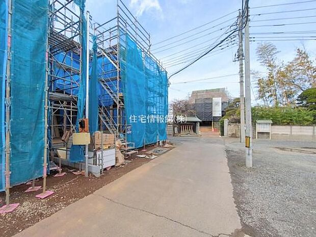 前面道路を含めた現地写真です。