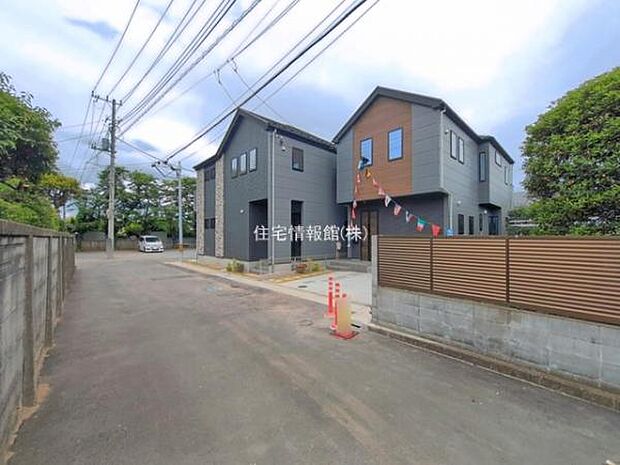 前面道路を含めた現地写真です。