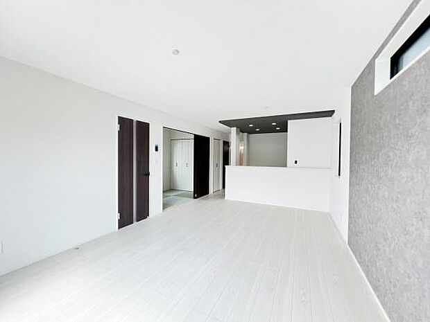 お食事中もキッチンと会話が楽しめるダイニングスペース。