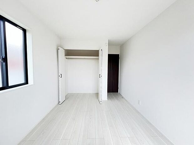 明るい広々とした主寝室でご家族ゆっくりお休みになれますね。