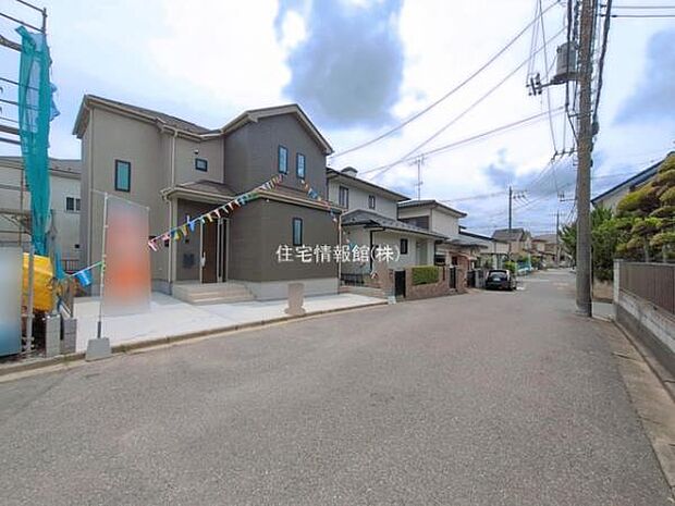 前面道路を含めた現地写真です。