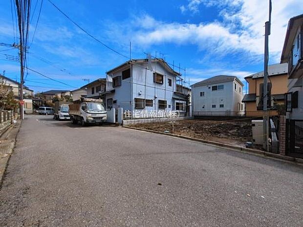 前面道路を含めた現地写真です。