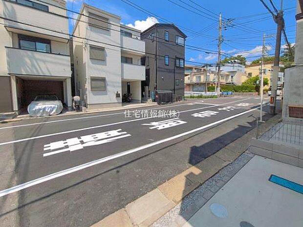 前面道路を含めた現地写真です。