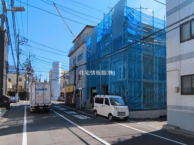 前面道路を含めた現地写真です。