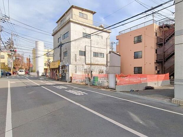 前面道路を含めた現地写真です。