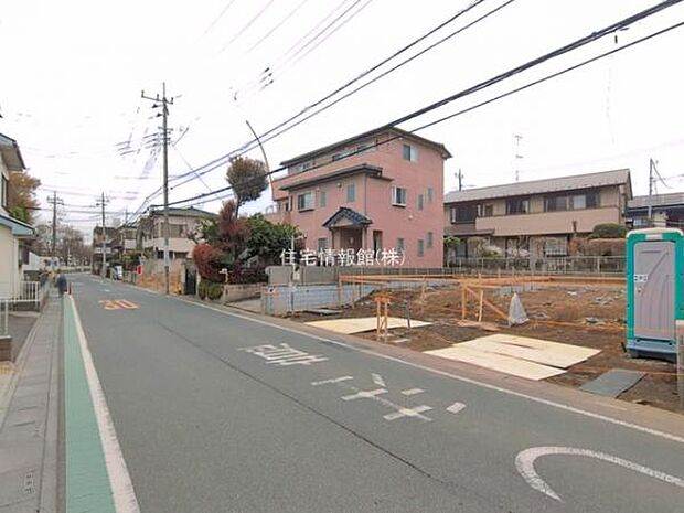 前面道路を含めた現地写真です。