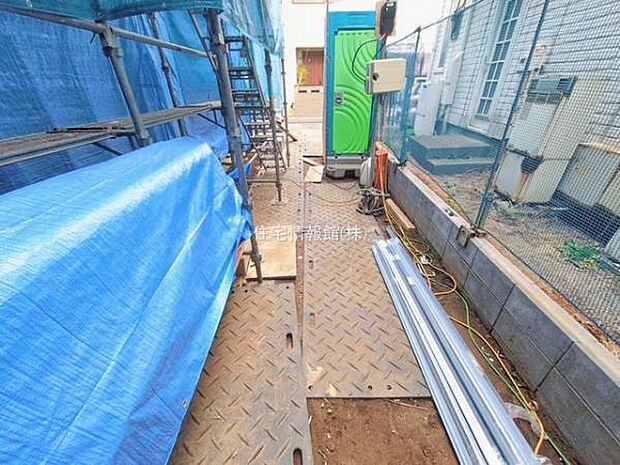 前面道路を含めた現地写真です。