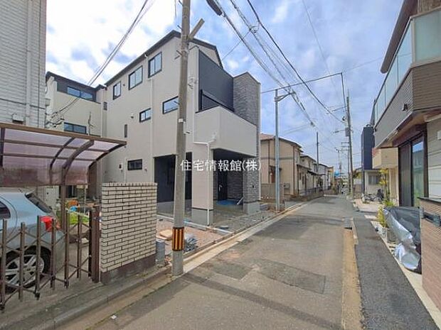 前面道路を含めた現地写真です。