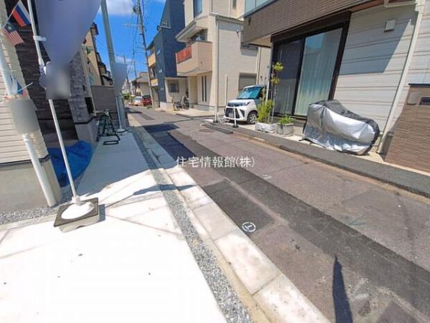 前面道路を含めた現地写真です。