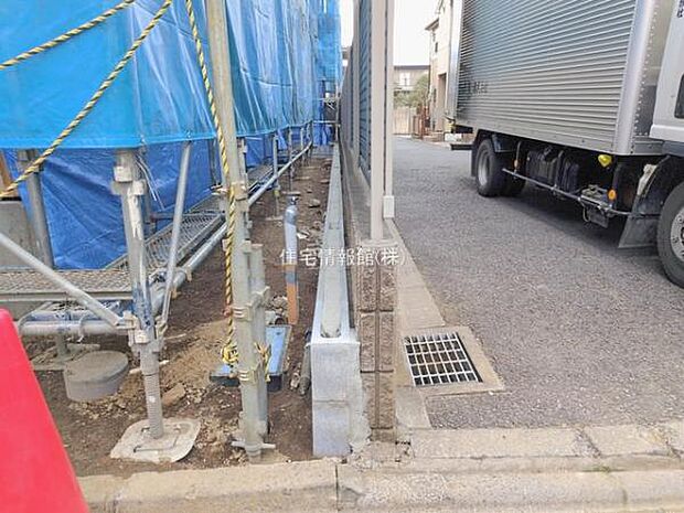 前面道路を含めた現地写真です。