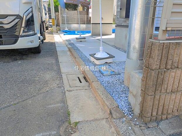前面道路を含めた現地写真です。