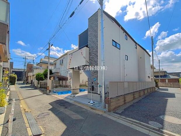 前面道路を含めた現地写真です。