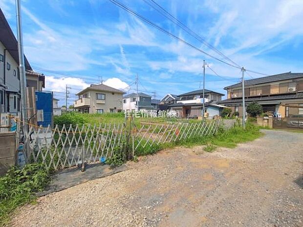前面道路を含めた現地写真です。