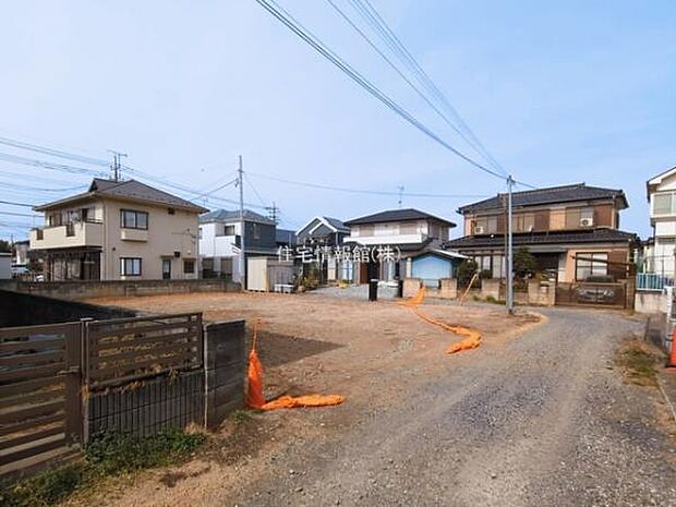 前面道路を含めた現地写真です。