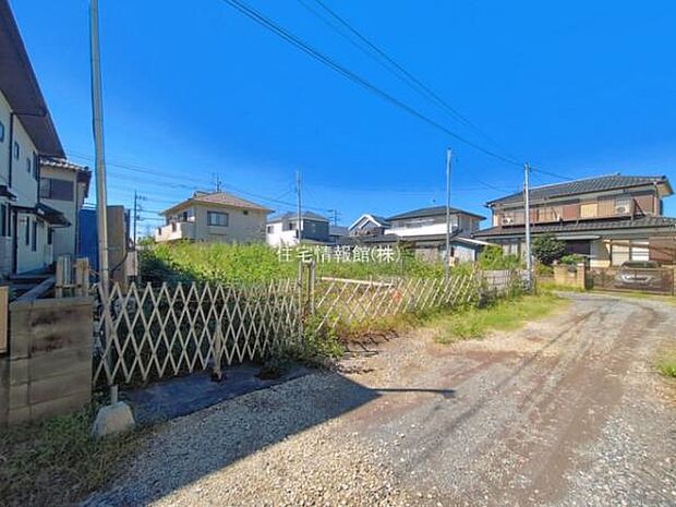 前面道路を含めた現地写真です。