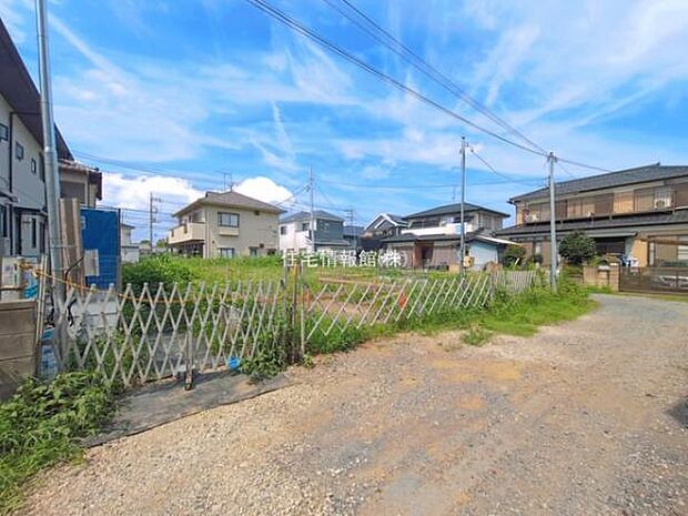 前面道路を含めた現地写真です。