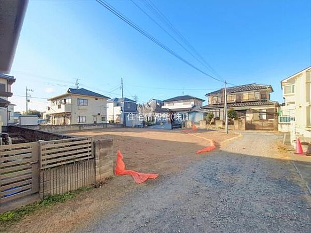 前面道路を含めた現地写真です。