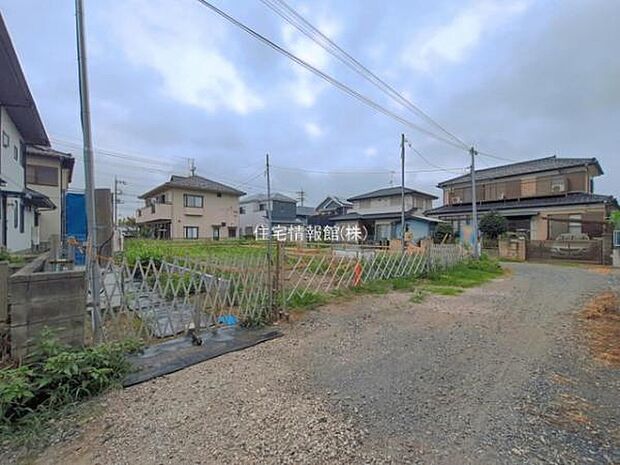 前面道路を含めた現地写真です。