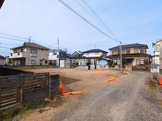 前面道路を含めた現地写真です。