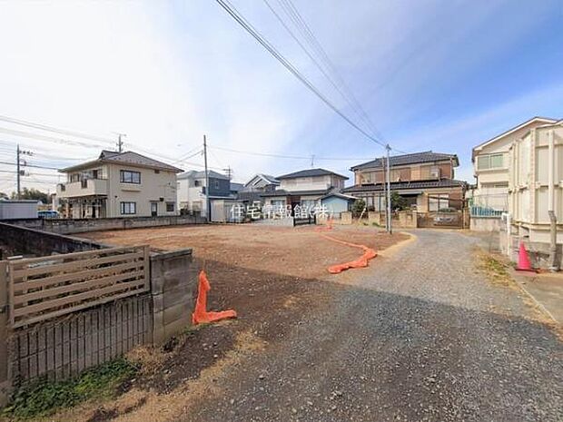 前面道路を含めた現地写真です。