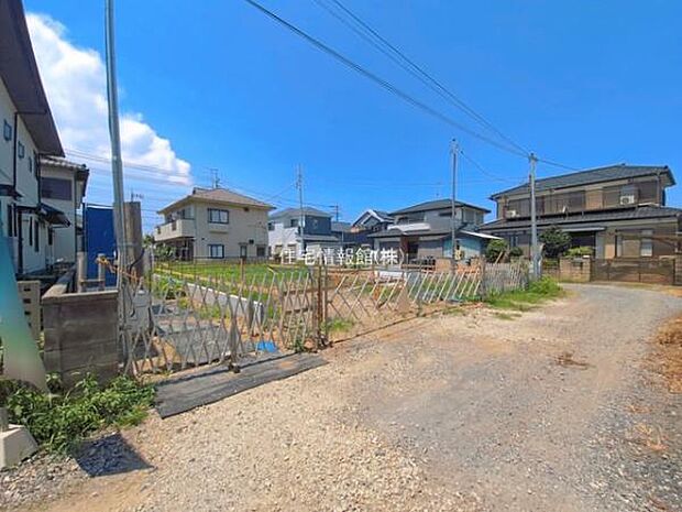 前面道路を含めた現地写真です。