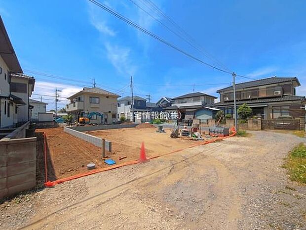 前面道路を含めた現地写真です。