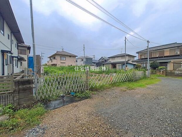 前面道路を含めた現地写真です。