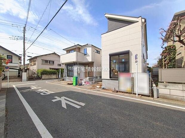 前面道路を含めた現地写真です。