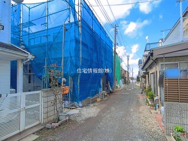 前面道路を含めた現地写真です。