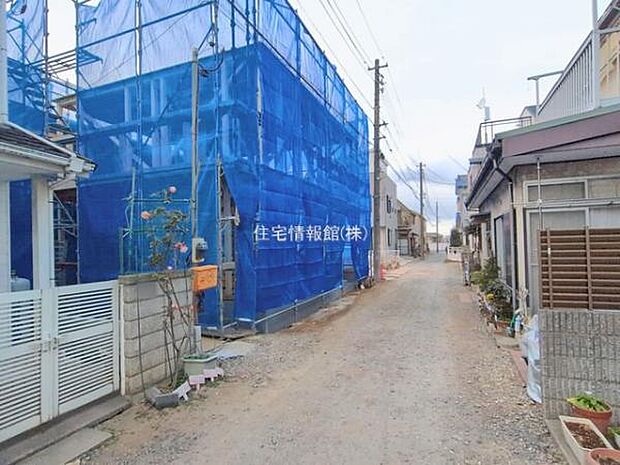 前面道路を含めた現地写真です。