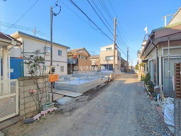 前面道路を含めた現地写真です。