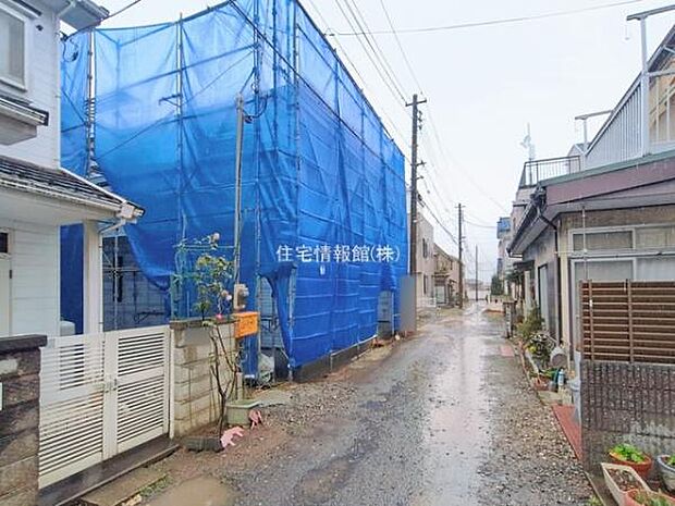 前面道路を含めた現地写真です。