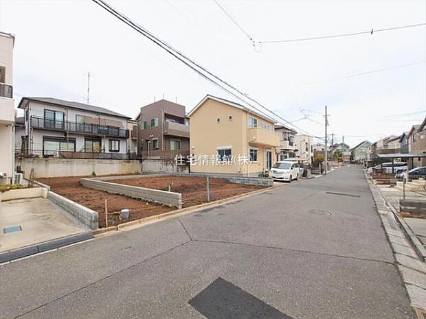 前面道路を含めた現地写真です。