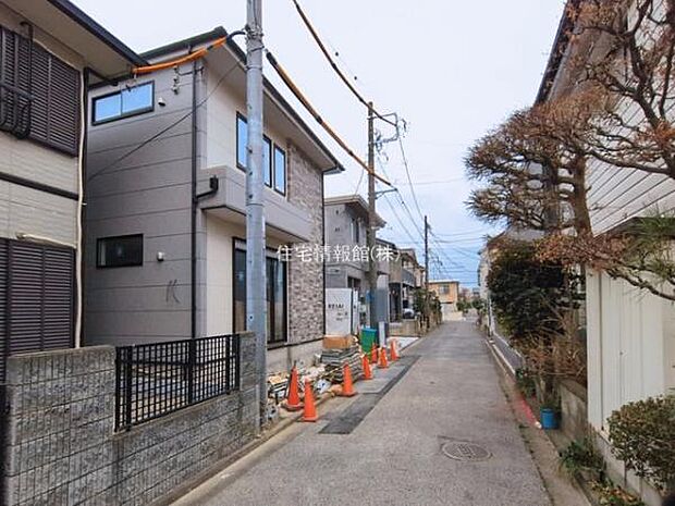 前面道路を含めた現地写真です。